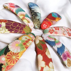 Japanische Haarspangen mit Druckknopf | Haarschmuck aus Kimonostoff | Handgefertigte Haarspangen im Kanzashi-Stil | Blumen-Haarschmuck