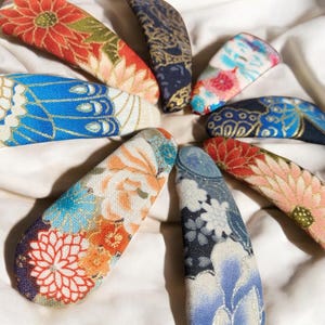 Japanische Haarspangen mit Druckknopf | Haarschmuck aus Kimonostoff | Handgefertigte Haarspangen im Kanzashi-Stil | Blumen-Haarschmuck