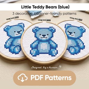 Könnte beinhalten: Drei runde Holzstickrahmen mit weißem Stoff, auf dem blaue Teddybären im Kreuzstich gestickt sind. Der Text lautet Little Teddy Bears (blue), 3 decorative, beginner-friendly patterns, Designed by a human und PDF Patterns.