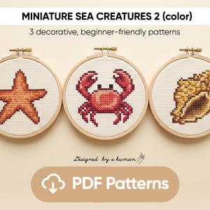 Könnte beinhalten: Drei Kreuzstichmuster in Holzreifen mit Meeresbewohnern: einem Seestern, einer Krabbe und einer Muschel. Die Muster tragen die Bezeichnung "MINIATURE SEA CREATURES 2 (color)" und "3 decorative, beginner-friendly patterns". Das Bild enthält auch den Text "PDF Patterns".