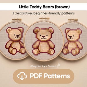 Könnte beinhalten: Drei runde Stickrahmen aus Holz mit Kreuzstichmotiven von braunen Teddybären. Der Text Little Teddy Bears (brown), 3 decorative, beginner-friendly patterns, Designed by a human und PDF Patterns ist auf dem Bild zu sehen.