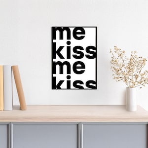 Typoplakat kiss me // bold // Schwarzweiß // Wandkunst