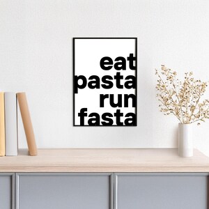 Typoplakat eat pasta run fasta // bold // Schwarzweiß // Wandkunst