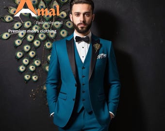 Può includere: Un abito blu turchese con revers in raso nero e gilet nero. L'abito ha un fazzoletto da taschino e un boutonniere.