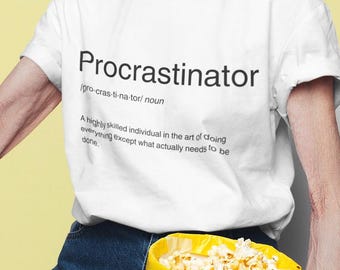 Procrastinator Definition T-Shirt - Lustiges Produktiviäts-Shirt, sarkastisches Grafik-T-Shirt, Arbeit von zu Hause aus Humor, Geschenk für Überdenker
