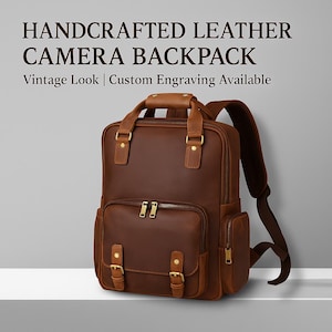 Könnte beinhalten: Ein brauner Leder-Kamerarucksack mit Vintage-Look. Der Rucksack hat zwei große Fronttaschen mit Schnallen und eine kleinere Seitentasche. Der Rucksack hat verstellbare Träger und einen Tragegriff oben.