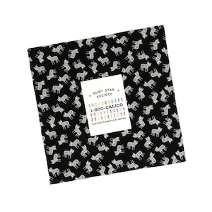 Peut inclure: Un carré de tissu avec un fond noir et un motif répétitif de tigres blancs. Une étiquette blanche est centrée sur le dessus avec le texte RUBY STAR SOCIETY, 1-800-CALICO et ALEXIA MARCELLE ABEGG, accompagné de petites icônes de fleurs colorées.