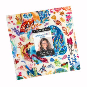 Könnte beinhalten: Ein quadratisches Stoffstück mit einem farbenfrohen, skurrilen Design mit einer Eule, Blumen und anderen Naturelementen. Der Stoff hat einen cremefarbenen Hintergrund und ein Etikett mit der Aufschrift "northern BRIGHTS" und "moda FABRICS + SUPPLIES".