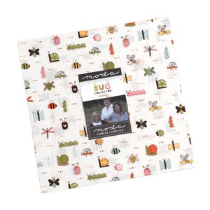 Peut inclure: Une pile carrée de carrés de tissu blancs avec un motif répétitif d'insectes colorés, notamment des abeilles, des escargots, des papillons et des chenilles. Une étiquette centrale affiche le texte "moda BUG COLLECTOR" et une photo de trois personnes.