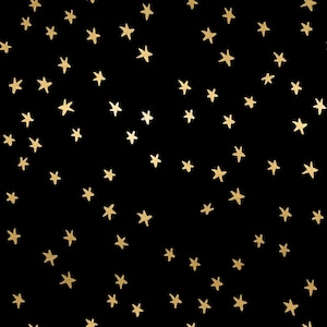 Könnte beinhalten: Ein schwarzer Hintergrund mit einem verstreuten Muster aus goldenen Sternen. Die Sterne sind in verschiedenen Größen und in einem zufälligen Muster angeordnet.