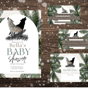 Puede incluir: Un conjunto de invitaciones y tarjetas para baby shower con temática de bosque. La invitación principal presenta dos lobos aullando y el texto "Bella's BABY Shower". Las tarjetas adicionales incluyen una rifa de pañales, una solicitud de libros y el mensaje "We had a HOWLING".
