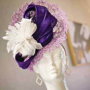 Kentucky Derby Hut Fascinator, Lavendel Fascinator, Lila Seide Weißer Feder Hut, Del Mar Eröffnungstag Hut, Royal Ascot Hut Lila Derby Hut