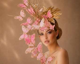 Cappello fascinator per il Kentucky Derby, cappello per il Royal Ascot, cappello rosa con farfalla dorata, copricapo di tendenza per la Breeders' Cup.