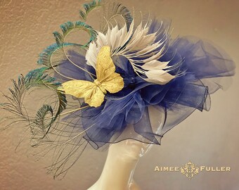 Sombrero Aimee Fuller Kentucky Derby, tocado azul gris pálido, enormes plumas de espada de pavo real, mariposa dorada, Del Mar, Copa de Criadores de la Copa Melbourne