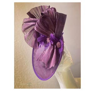 Kentucky Derby Hut Fascinator, Royal Ascot Hut, Italienische Pflaumen Seide & Lila Feder Bursts, Breeders Cup, Del Mar Rassen Hut, Bordeaux Cup Hut