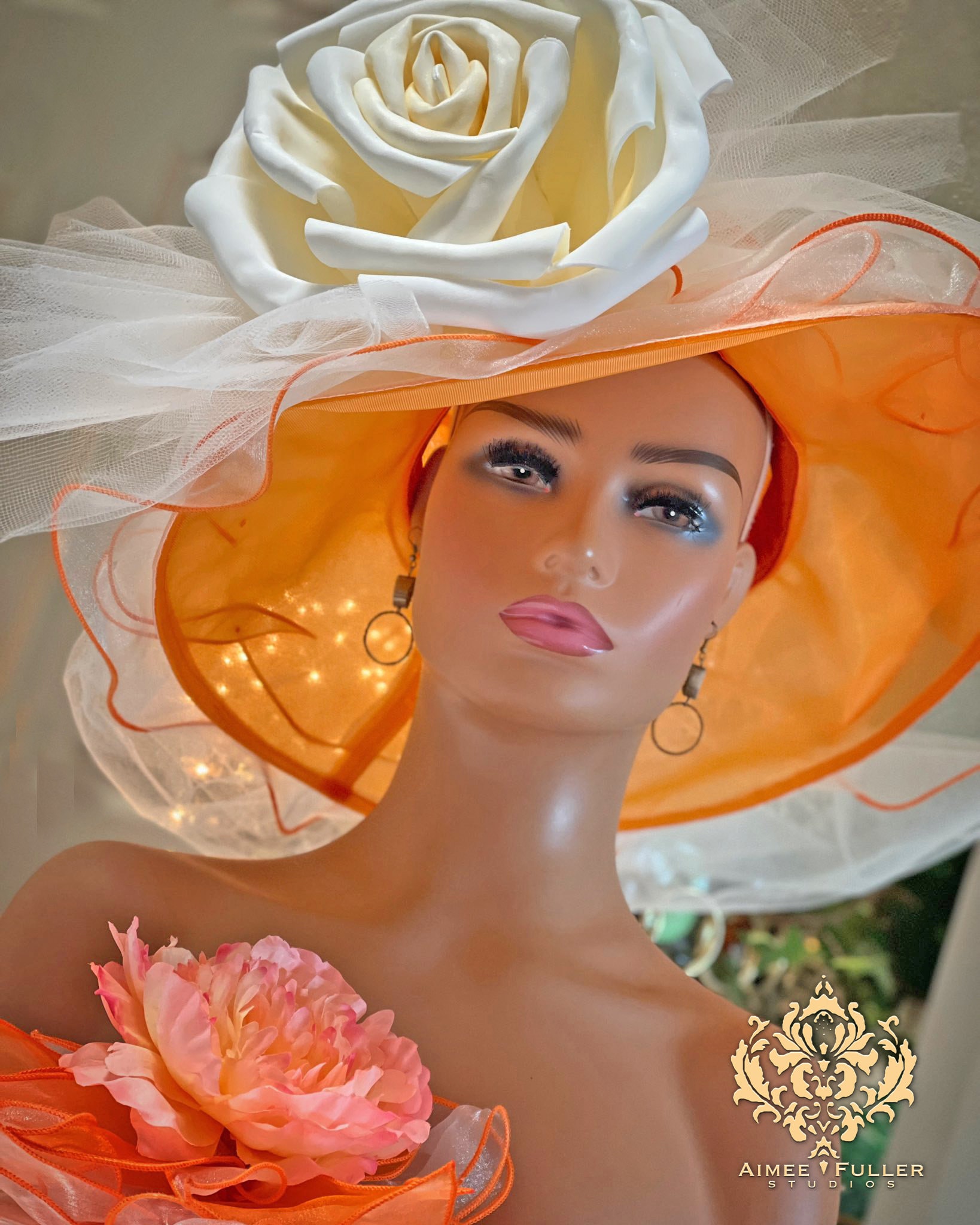 Cappello Da Donna In Organza Oro Per Derby E Matrimonio - Tesa Larga 13 Cm, UV50+, Pieghevole, Taglia Unica (54-58 Cm)