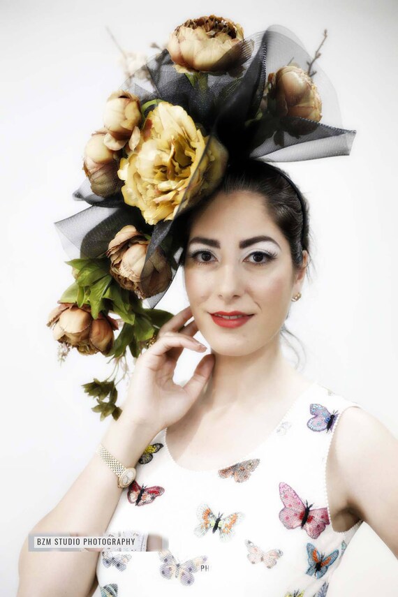 Clip Fascinator de la pluma Damas Crema Día Royal Ascot Carreras Boda Cabello Clip 1