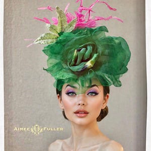 Tocado para el Derby de Kentucky, rosa verde pino esmeralda con detalles amarillos, sombrero de plumas rosa fucsia, sombrero para Royal Ascot, sombrero para las carreras de Del Mar