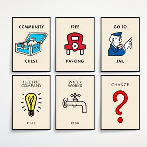 Op de afbeelding: Zes ingelijste kunstprints met Monopoly-thema. De prints tonen iconische spelelementen zoals een schatkist, auto, gevangenis, gloeilamp, kraan en een vraagteken. Elke print heeft een crèmekleurige achtergrond met zwarte randen en tekst.