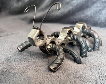 Decoración de oruga de metal hecha a mano - Nuts & Rebar Art