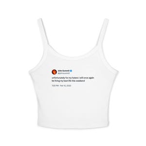 Może przedstawiać: Biały top na ramiączkach. Top zawiera post z Twittera autorstwa Johna Summit: "unfortunately for my haters i will once again be living my best life this weekend" z datą 10 lutego 2023.