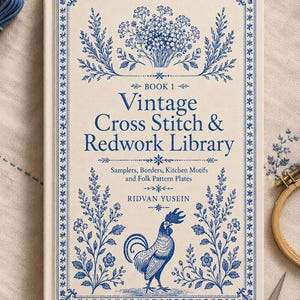 Op de afbeelding: Een gebonden boek getiteld Vintage Cross Stitch & Redwork Library door Ridvan Yusein. De kaft is crèmekleurig met blauwe inktillustraties van een bloemenboeket, een haan en decoratieve randen. De tekst bevat Book 1 en Samplers, Borders, Kitchen Motifs and Folk Pattern Plates.