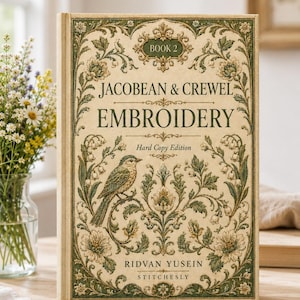 Pode incluir: Um livro de capa dura intitulado Jacobean & Crewel Embroidery Book 2 de Ridvan Yusein Stitchesly. A capa cor de creme apresenta uma borda floral verde ornamentada, uma ilustração central de um pássaro num ramo e tipografia elegante.