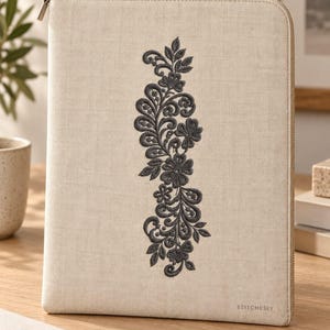 Diseño de bordado a máquina de hojas en forma de lágrima, flores y enredaderas, en un solo color, para bolsas de lino, toallas y caminos de mesa.