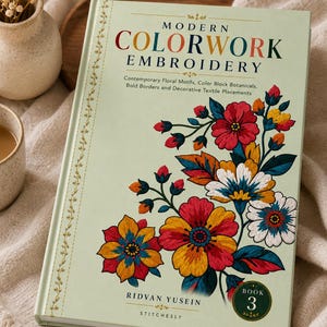 Può includere: Un libro con copertina rigida intitolato Modern Colorwork Embroidery di Ridvan Yusein, con una copertina verde chiaro, una vivace illustrazione floreale in rosso, giallo, blu e bianco e un badge circolare che indica Book 3 in basso a destra.