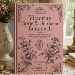 Può includere: Un libro con copertina rigida color rosa polvere, decorato con illustrazioni a inchiostro nero di rametti floreali e cornici botaniche. Il testo recita: STITCHESLY, Victorian Sprig & Heirloom Botanicals, Delicate Floral Sprigs, Antique Linen Motifs, Monogram Fillers, Fine Botanical Frames and Heirloom Textile Designs, RIDVAN YUSEIN, BOOK 1.