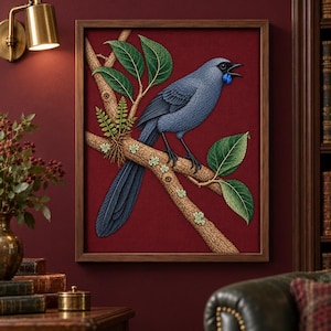 Könnte beinhalten: Ein gerahmtes Wandbild mit einem strukturierten, blaugrauen Vogel mit blauem Kehllappen, der auf einem braunen, mit Flechten bedeckten Ast sitzt. Der Vogel ist von grünen Blättern und kleinen Farnen vor einem tiefroten Hintergrund umgeben.