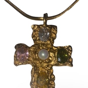 Collier ras de cou croix en or de style vintage avec accents de pierres précieuses