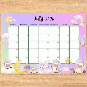 Puede incluir: Un calendario de julio de 2026 con un fondo degradado púrpura y verde. La cuadrícula del calendario es verde, con los días de la semana en la parte superior. El calendario está decorado con unicornios, estrellas, arcoíris y helados.