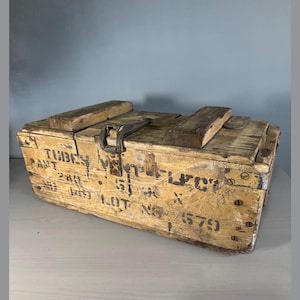 Wooden Ammo Box Case With Cushioned interia And Beautiful Lock VGC Vintage