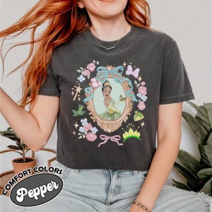 Comfort Colors® Tiana Coquette Bows Shirt, Disney Tiana Prinzessinnen-Shirt, Schwarze Prinzessin und Frosch T-Shirt, Magic Kingdom Shirt, Prinzessinnen Shirt
