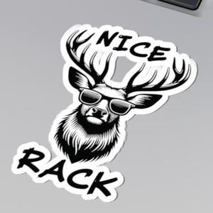 Puede incluir: Pegatina en blanco y negro de un ciervo con gafas de sol con el texto "NICE RACK" debajo.