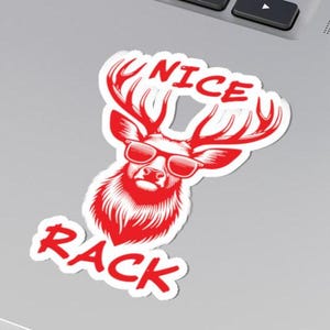 Puede incluir: Pegatina roja con un ciervo con gafas de sol y el texto "NICE RACK" en blanco.