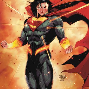 Puede incluir: Ilustración de cómic de un superhéroe con un traje negro y verde oscuro con un emblema rojo y amarillo en el pecho. El personaje tiene pelo largo y negro y una capa roja. Rayos de energía naranja emanan del cuerpo del personaje, sobre un fondo naranja.