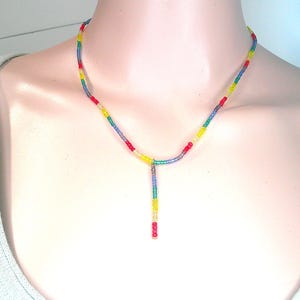 Einfache LGBTQ Pride Flagge Anhänger Halskette, Regenbogen Schmuck Geschenk für ihn sie, Versand-Upgrade verfügbar
