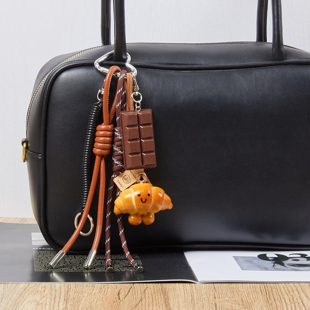 Mini Croissant Taschenanhänger für Geldbörse Handmade mit Mehl Französische Bäckerei Schlüsselanhänger für Geldbörse Handtasche Einkaufstasche Accessoire Süßes Foodie Geschenk für Sie