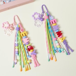 Dije de cadena con nombre personalizado para bolso, cuentas de colores, cuerda y letras acrílicas, accesorio para bolso de mano, regalo de agradecimiento para estudiantes y profesores.