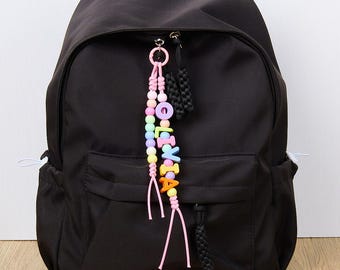 Dije para bolso con nombre personalizado: letras y cuentas acrílicas de colores