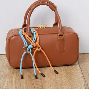 Dije de paracord personalizado para bolso con letra de acero inoxidable dorado - Llavero de cuerda trenzada, accesorio para bolso personalizado, colorido y duradero