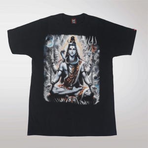 Puede incluir: Camiseta negra con un estampado gráfico colorido de Shiva, una deidad hindú, sentado en una postura meditativa con una serpiente alrededor del cuello. El gráfico también incluye un tigre y otras figuras.