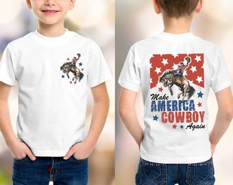 Könnte beinhalten: Weißes T-Shirt mit einer Grafik eines Cowboys auf einem wilden Pferd, mit roten, weißen und blauen Sternen. Auf der Rückseite des Shirts steht der Text "Make America Cowboy Again".