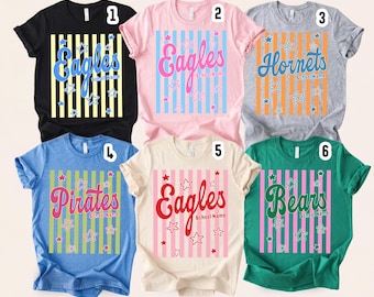 Camiseta personalizada con mascota a rayas, camiseta personalizada con el espíritu escolar, regalo para mamá para el día del partido, regreso a clases, letras florales estilo preppy, día del examen