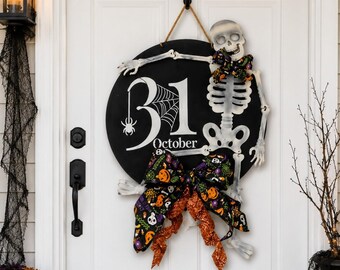 Skelett Halloweenkrans: Svartvit dörrhängare i trä