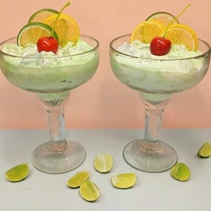 Boisson Faux Margherita : décor de plateau estival à plusieurs niveaux