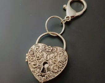 Guldfärgad hjärtformad medaljongnyckelring: Statement-väskeberlock, accessoarer