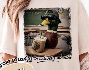 Camiseta "Off To Actively Monitor Mallard Drinking Iced Coffee Comfort Colors", camiseta divertida para el día del examen, regalo sarcástico para profesores con temática animal.